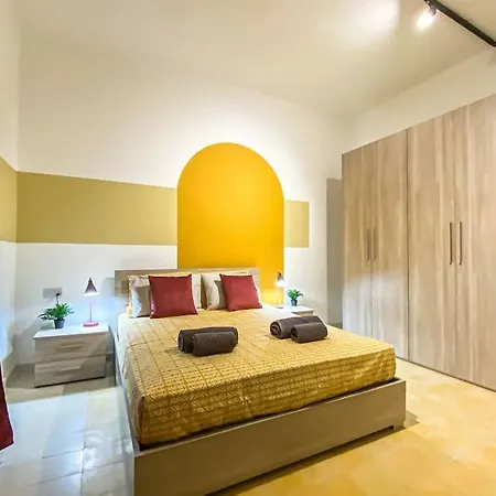 Sunfire 1 - Sliema Strand, グジラ